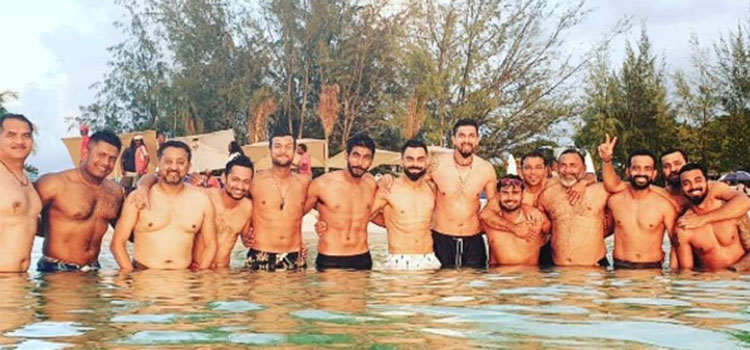 witter Trolls Rohit Sharma for hiding his stomach in Virat Kohliâ€™s Group Photo