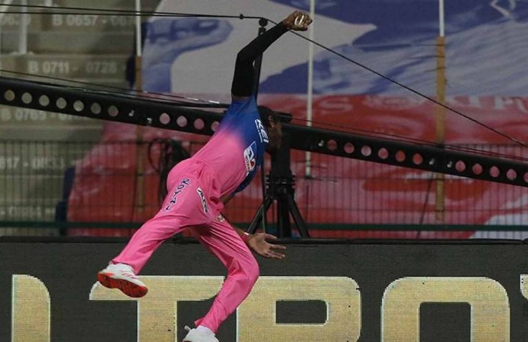 Jofra Archer Takes a One-Handed Stunner To Dismiss Ishan Kishan in RR vs MI Game