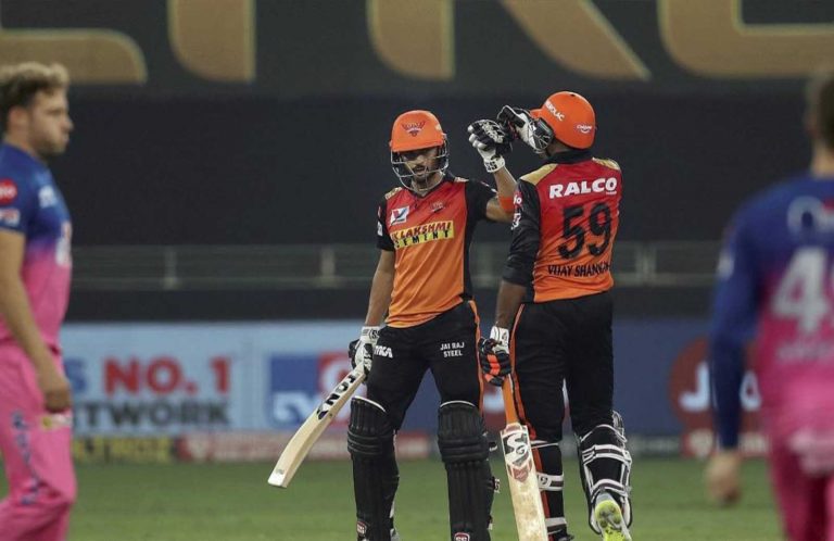 "It Was a Stunning Performance,"- David Warner “chuffed” For Manish Pandey, Vijay Shankar