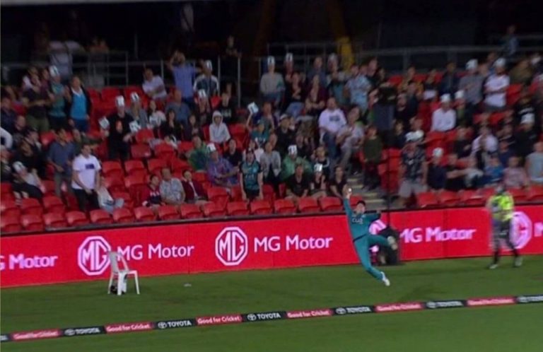 WATCH_-Flying-Max-Bryant-Pulls-Off-An-Amazing-Fielding-Effort-Near-Boundary-Rope-In-BBL-2020-21