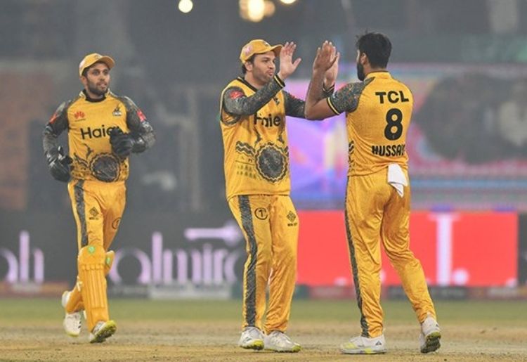 Ben Cutting Shows Sohail Tanvir Middle Finger During a PSL Match